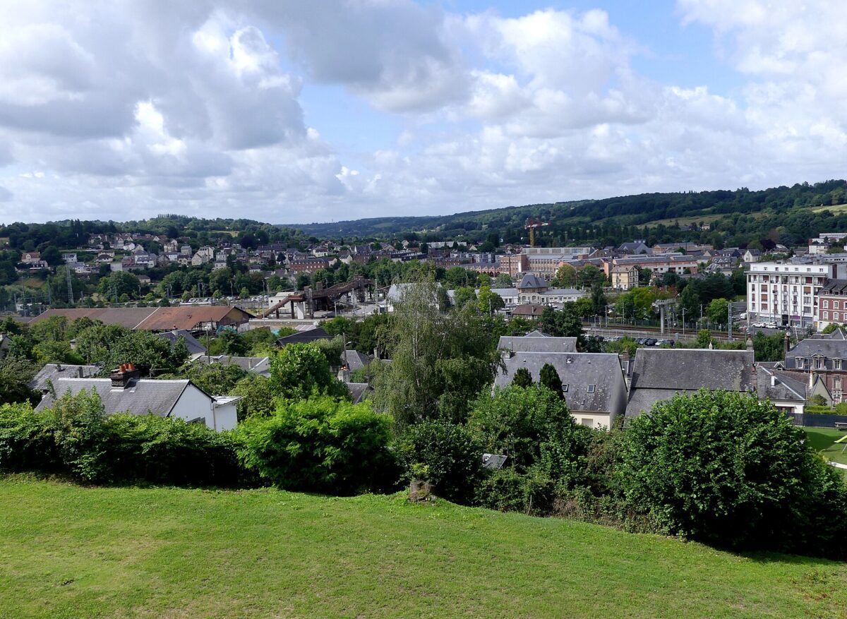 Les toits de Lisieux et la vallée vus depuis la colline de la basilique