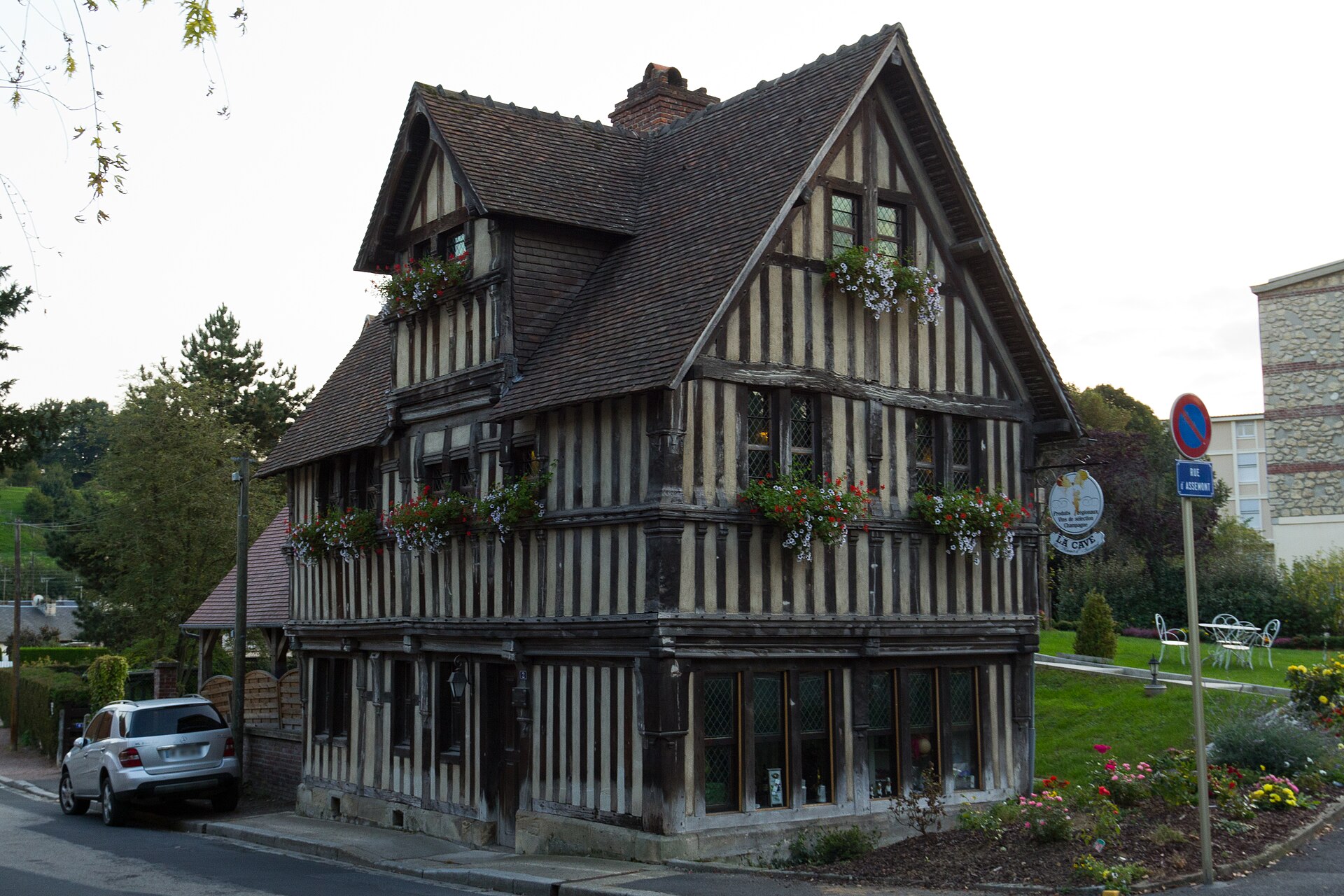 Le manoir d'Assemont, maison à pans de bois de Lisieux