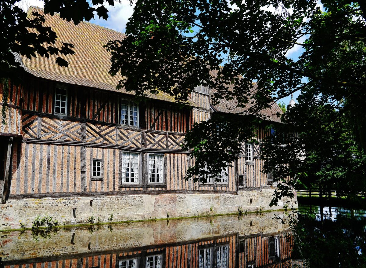 Le pan de bois du manoir de Coupesarte posé sur son soubassement de pierre