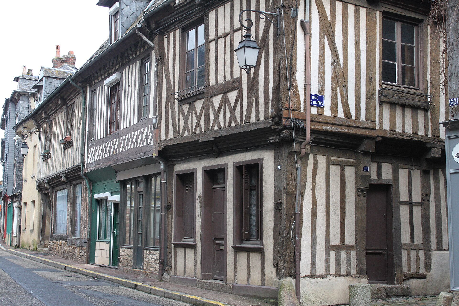 Maisons à pans de bois le long d'une rue d'Orbec