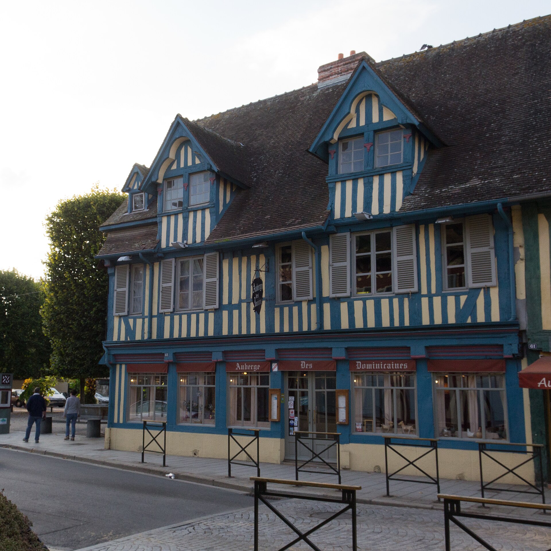 Maison à pans de bois dans le vieux bourg de Pont-l'Évêque
