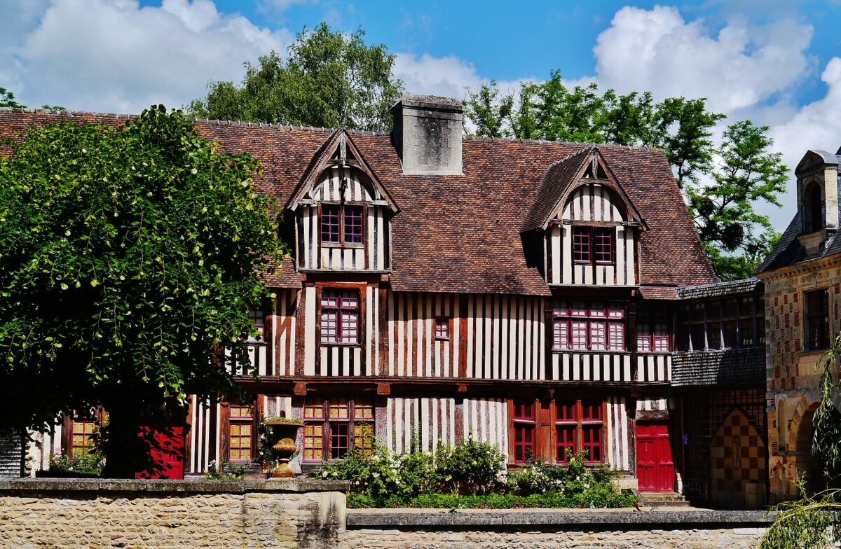 L'aile à pans de bois de Saint-Germain-de-Livet, au-dessus des douves