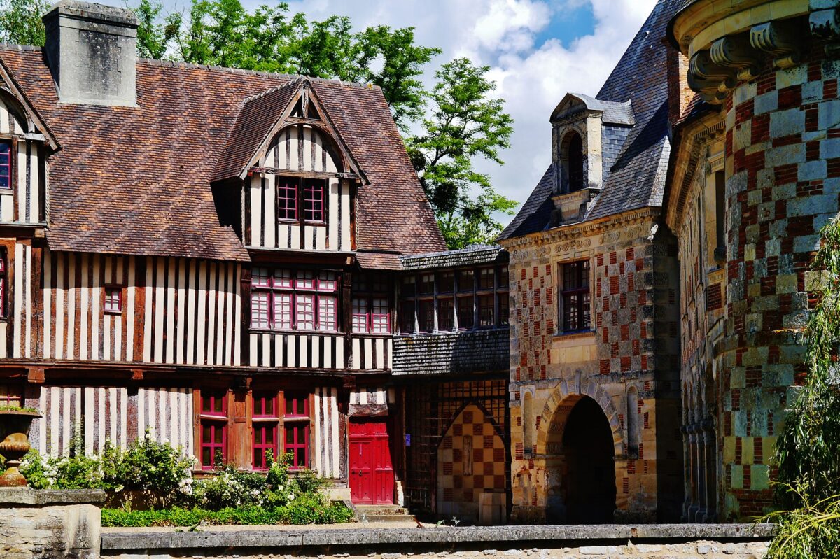 Saint-Germain-de-Livet : le pan de bois et le damier côte à côte