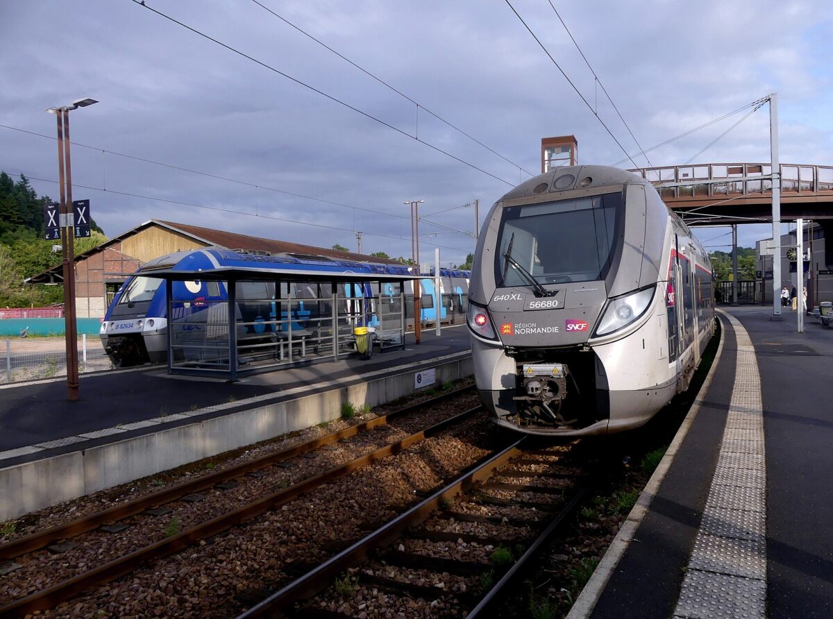 Un train Deauville – Paris à quai en gare de Lisieux, en 2025